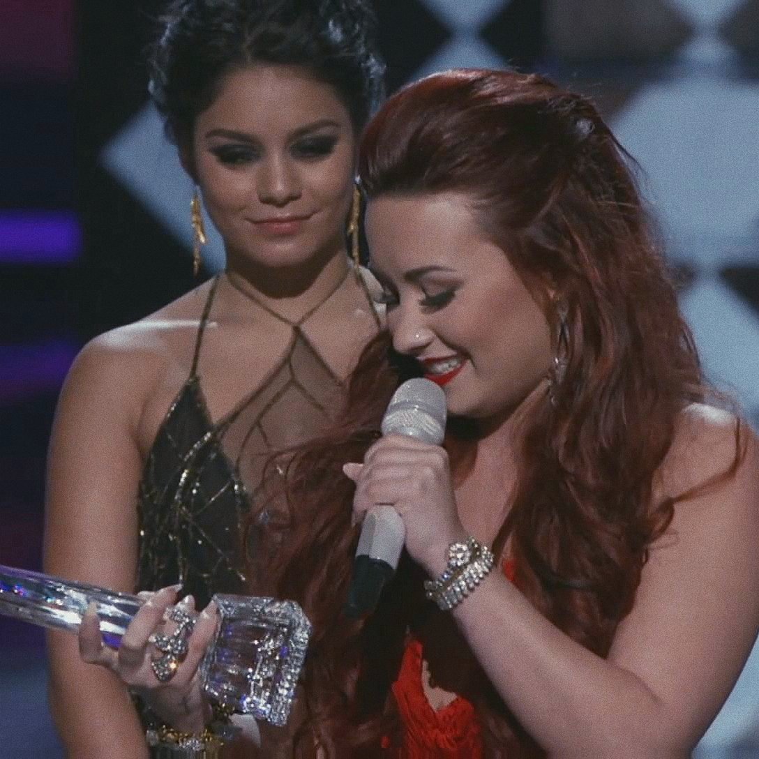 lovatogallery's tweet photo. iconic. https://t.co/ZWJzb56wWu