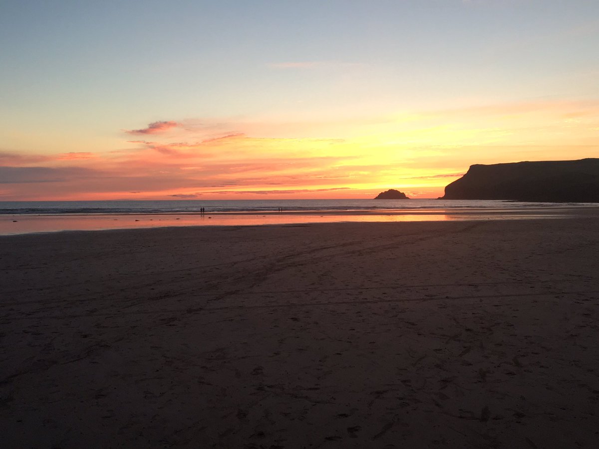 EttieBink's tweet photo. "They who dwell in the ends of the earth stand in awe of Your signs; You make the dawn&the sunset shout for joy"
#psalm65 #naturesfirework https://t.co/MnQvm0Dck0