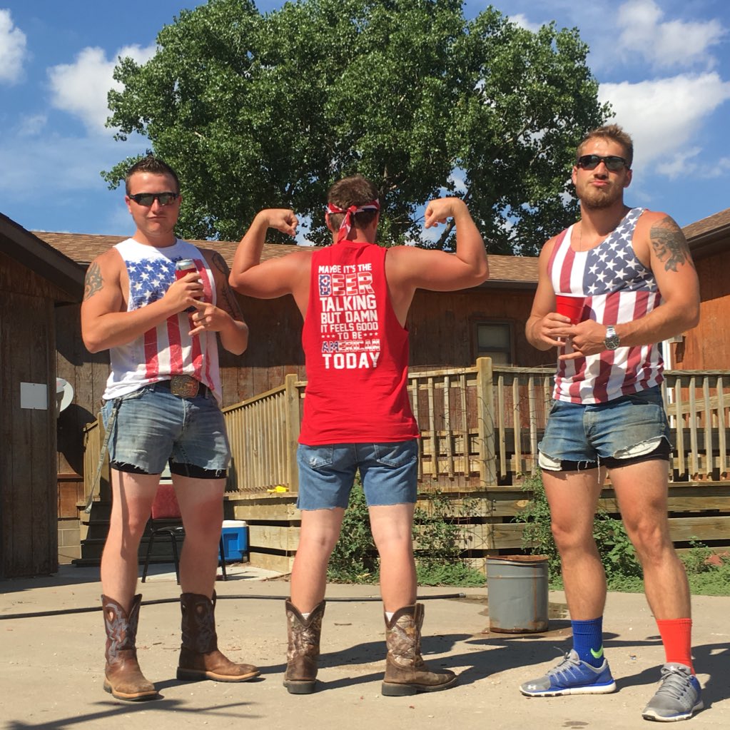 BLinsner's tweet photo. #JortsSeason #NewProfilePic @Schremmer_97 @CodyP187 https://t.co/fGDaGvoV27