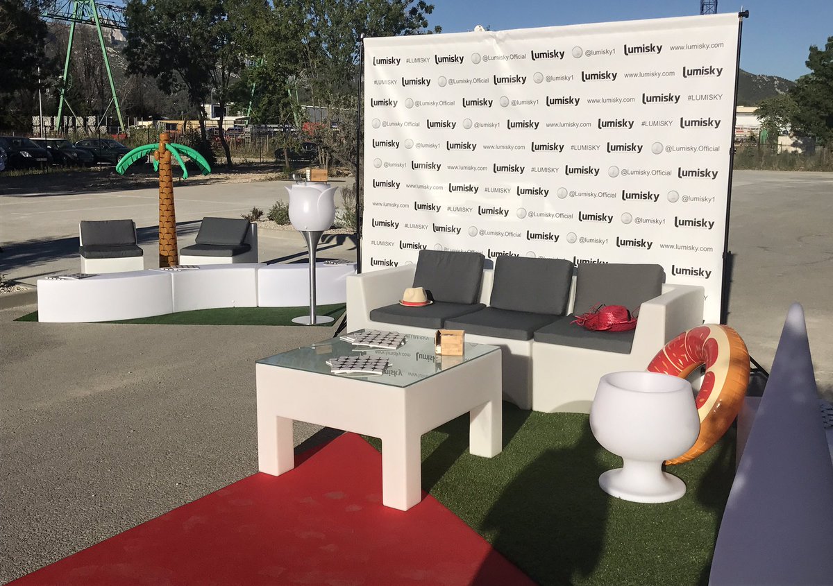 Une deco design et originale, des produits résistants aux intempéries, aux UV et aux chocs #lumisky #batimex #luminaires #outdoor