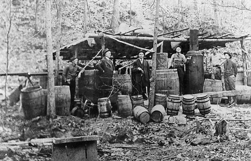weird_hist's tweet photo. In 1830, the average American over 15 years old drank 88 bottles of whiskey a year - a bottle every 4 days. https://t.co/8EMIP14hHz