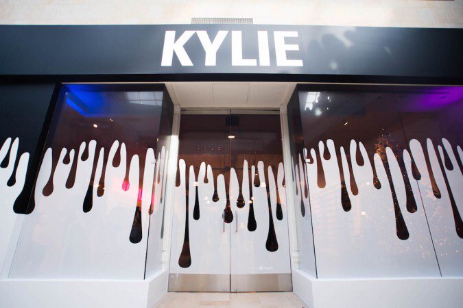 thekylieallen's tweet photo. My store opens this weekend at Beverly Center! Shop all my lip kits, merchandise and my other cosmetics! 💋💄 https://t.co/cKpx4izVMr