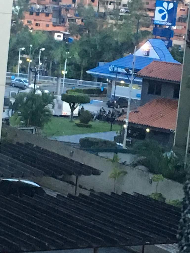 asoteainforma's tweet image. Fuerte contingente de la GNB con dos tanquetas en Farmatodo