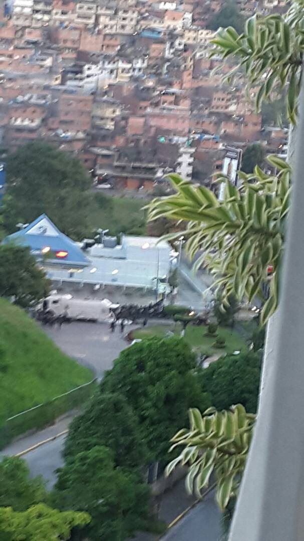 asoteainforma's tweet image. Fuerte contingente de la GNB con dos tanquetas en Farmatodo