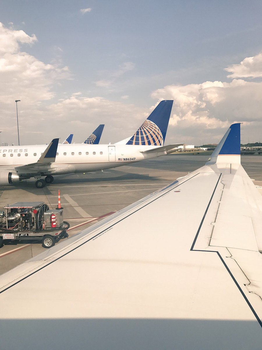 23LovenMe's tweet photo. #UnitedAirlines. https://t.co/HcOOH9H1n3