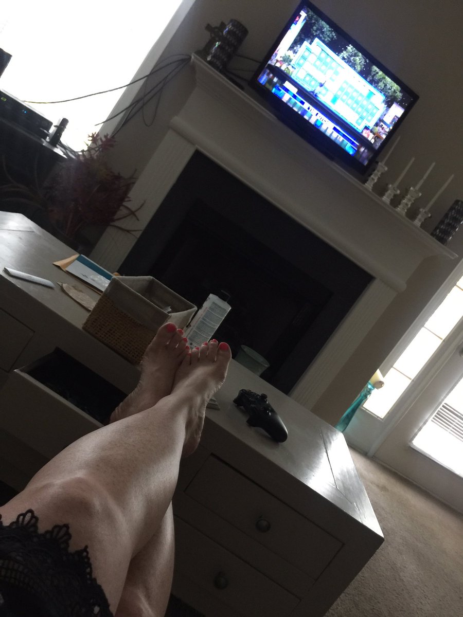 swtlisa3's tweet photo. What do U do when you're single &amp; boring on the Fourth of July? Watch Wheel &amp; drink Moscato #Happy4thofJuly #singlelife #myteenshaveitbetter https://t.co/9XLYbb79ih