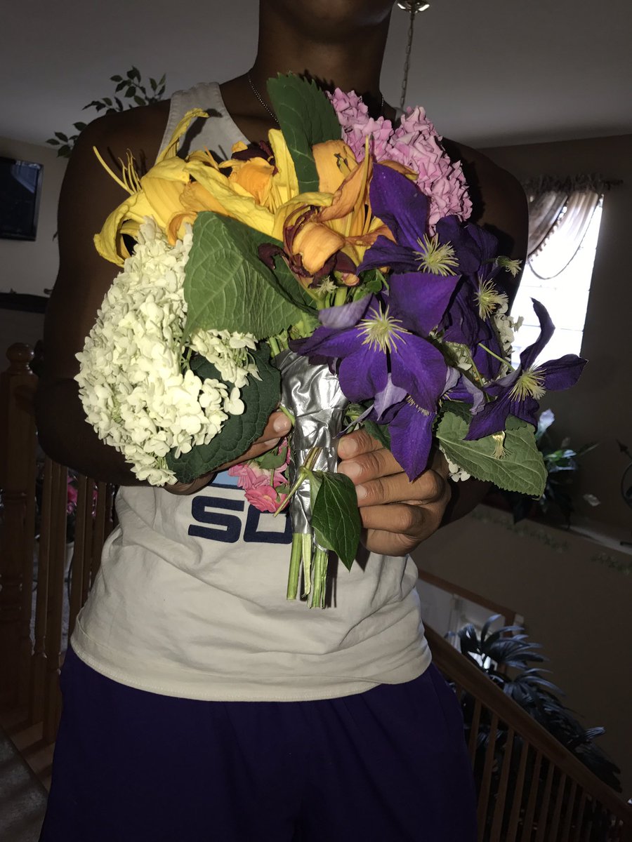 He said "I'm broke so I went around cutting flowers to make you a ghetto bouquet" 😂💕