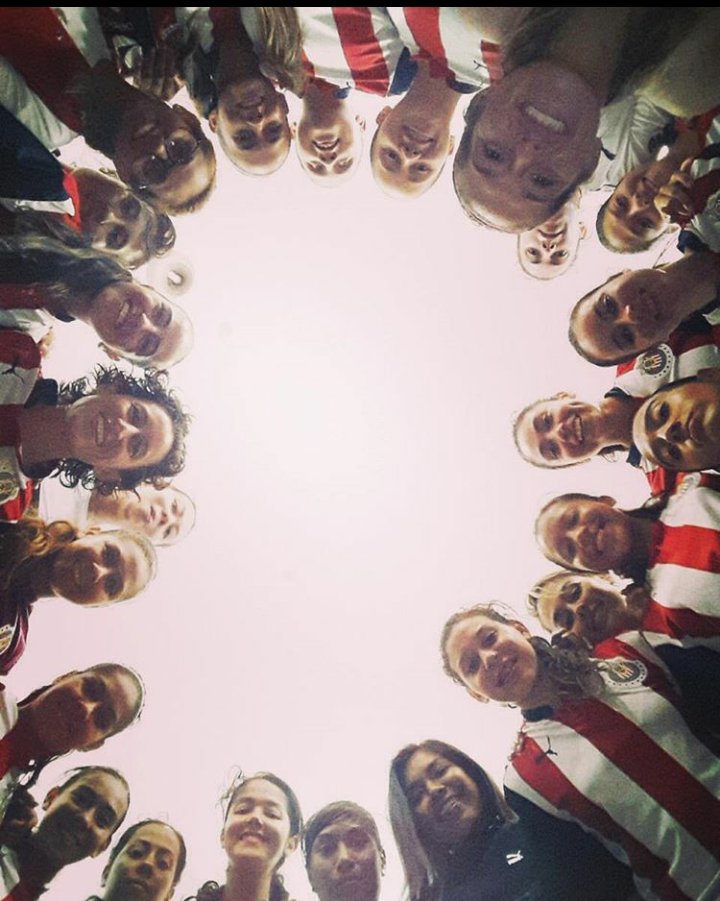 chivas_femenil's tweet photo. Más Que Un Equipo ¡SOMOS UNA FAMILIA! #SomosChivasFemenil  🇫🇷✌ https://t.co/2DQd7bGdS2