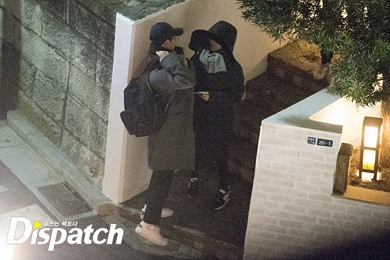TheDramaKorea's tweet photo. Dispatch berbaik hati ngerilis foto kencan Song Hye Kyo dan Song Joong Ki ❤ https://t.co/HIwV5piYil