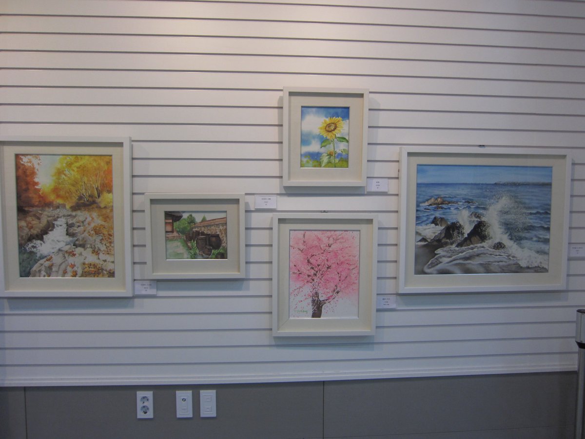 [북수원도서관]
갤러리 동호회 전
'제6회 수빛회 아름다운 동행전' 20인의 수채화 작품이 여러분을 기다리고 있습니다.