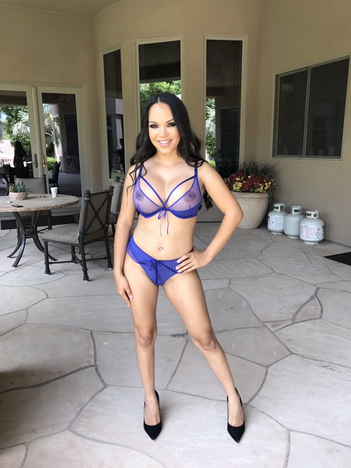 Happy 4th of July.  💙🇺🇸❤️ https://t.co/nEnP9xcpLE<a href="/tag/avn"class="tags"><span>#avn</span></a><a href="/tag/kiltit"class="tags"><span>#kiltit</span></a>