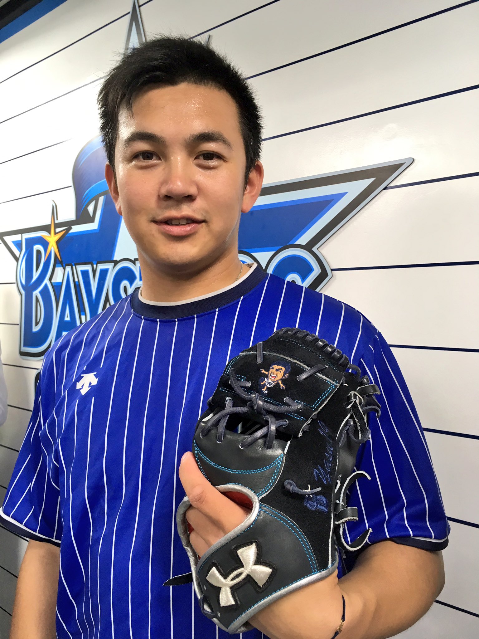 DeNA山崎選手サイン入りグローブ