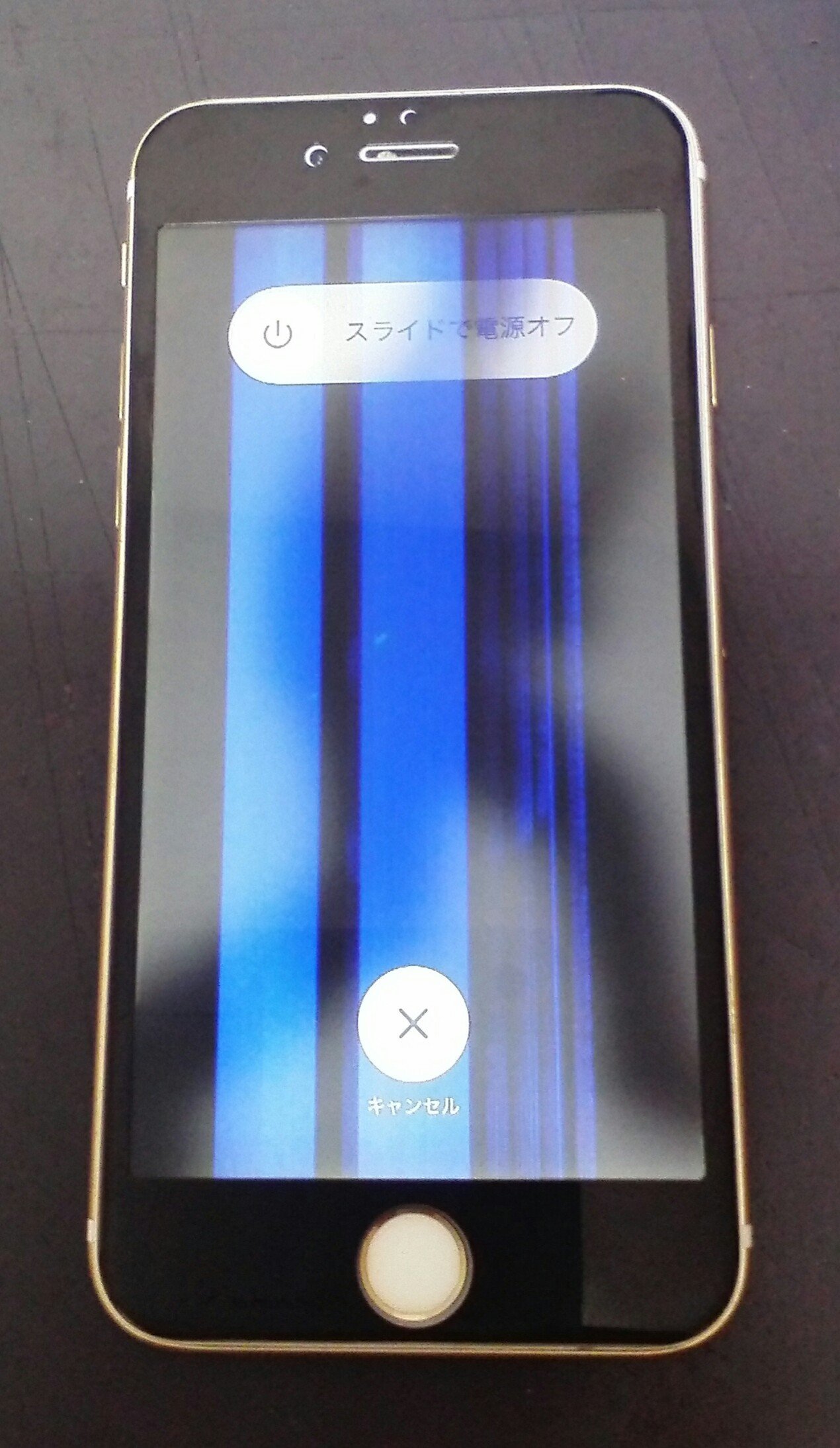 スマホスピタル広島本通店 No Twitter 先程修理させて頂いたｉｐｈｏｎｅ６です フィルムのおかげでガラスは割れなかったものの 液晶に不具合が出て青い線が何本も入っていました ２０分程で画面交換 動作確認共に無事に完了致しました Iphone修理 画面に変