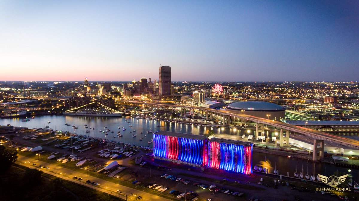 buffaloaerial's tweet photo. We had a blast shooting last night's fireworks! @qinaliu https://t.co/SLhC7XIwYu