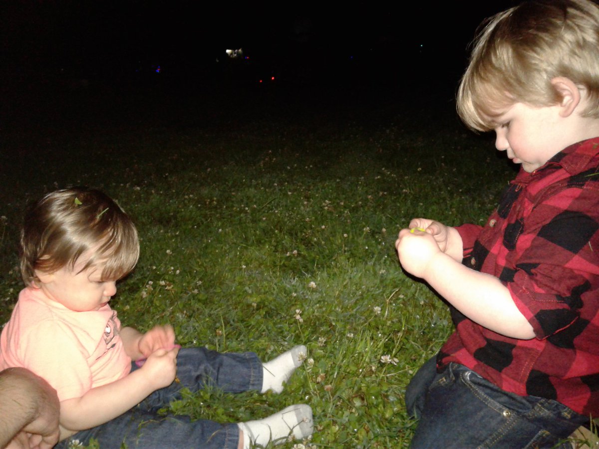 MrsMommyMills9's tweet photo. #waitingforfireworks #playingwithgrass #brothers #firstfireworks #FourthOfJuly #familynight https://t.co/MCApu01d3q