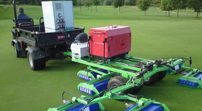 CleanLightGroup's tweet photo. We have experience with #UV #cropprotection on #golfcourses #soccerfields #footballfields. (This picture: 2009). Results: info@cleanlight.nl https://t.co/eQEnyElQL3