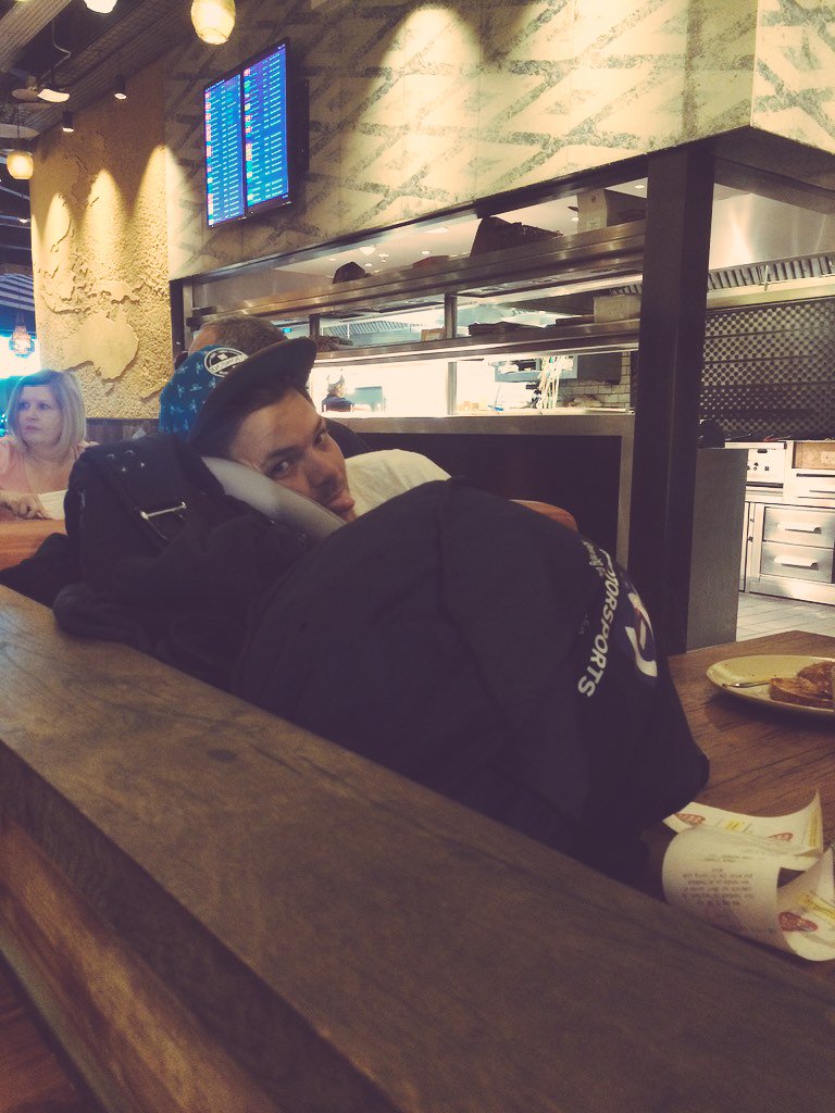 jimmydrama1's tweet photo. That time of the morning at @Gatwick_Airport #BecauseGatebil https://t.co/YRNaUeN6d2
