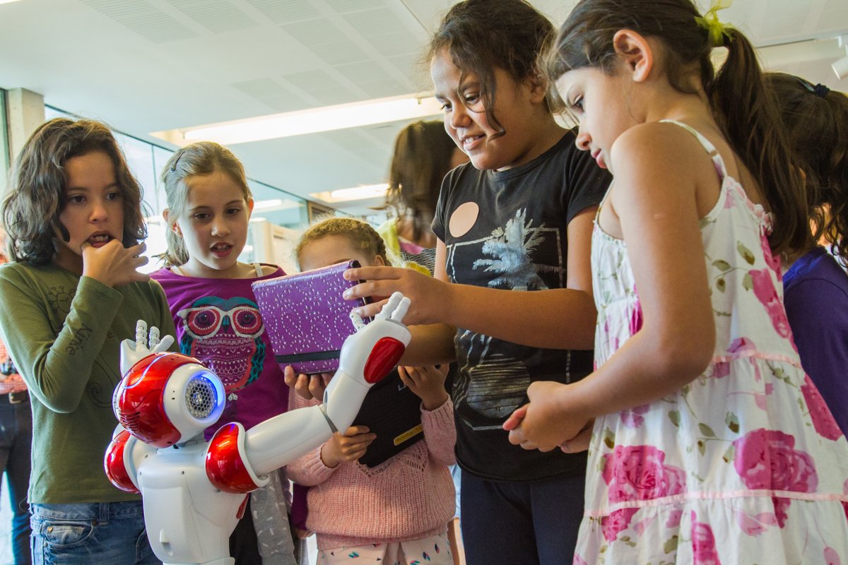 coding + robotics = (black &amp; deadly) Meet the young Indigenous girls learning to code ab.co/2sKzhtC <a href="/ABCNewsBrisbane/">steveneder999</a> <a href="/stemiamau/">STEM.I.AM</a>
