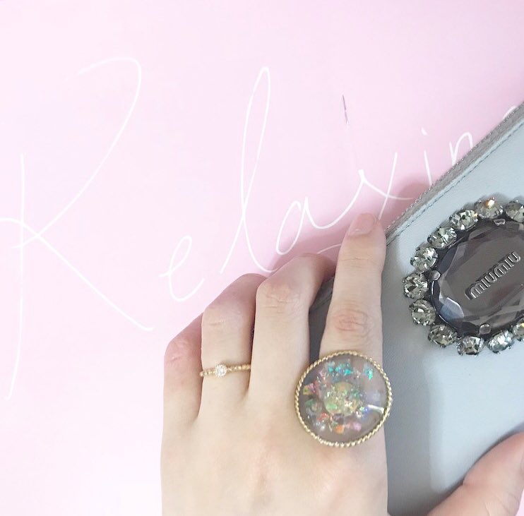 Hotate در توییتر 何故私がペアリングを左手の薬指につける痛い奴かというと バイトで右手が荒れ過ぎて指膨張して入らないからであります ちなみに左手の薬指と小指も荒れ始めてて終わりそう