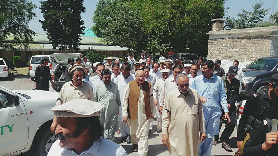 JunaidANP1986's tweet photo. میاں افتخار حسین بمعہ اے این پی کے نامزد فاٹا قبائیلی ارکان کے کمیٹی پاراچنار میں بم دھماکے کی جگہ کا معائنہ کر رھے ھیں https://t.co/V1e4MloDny