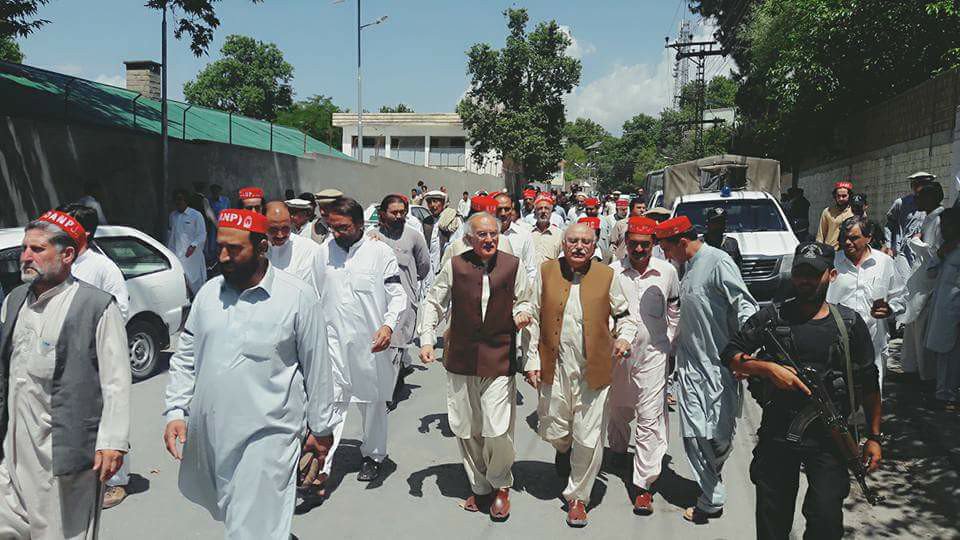 JunaidANP1986's tweet photo. میاں افتخار حسین بمعہ اے این پی کے نامزد فاٹا قبائیلی ارکان کے کمیٹی پاراچنار میں بم دھماکے کی جگہ کا معائنہ کر رھے ھیں https://t.co/V1e4MloDny