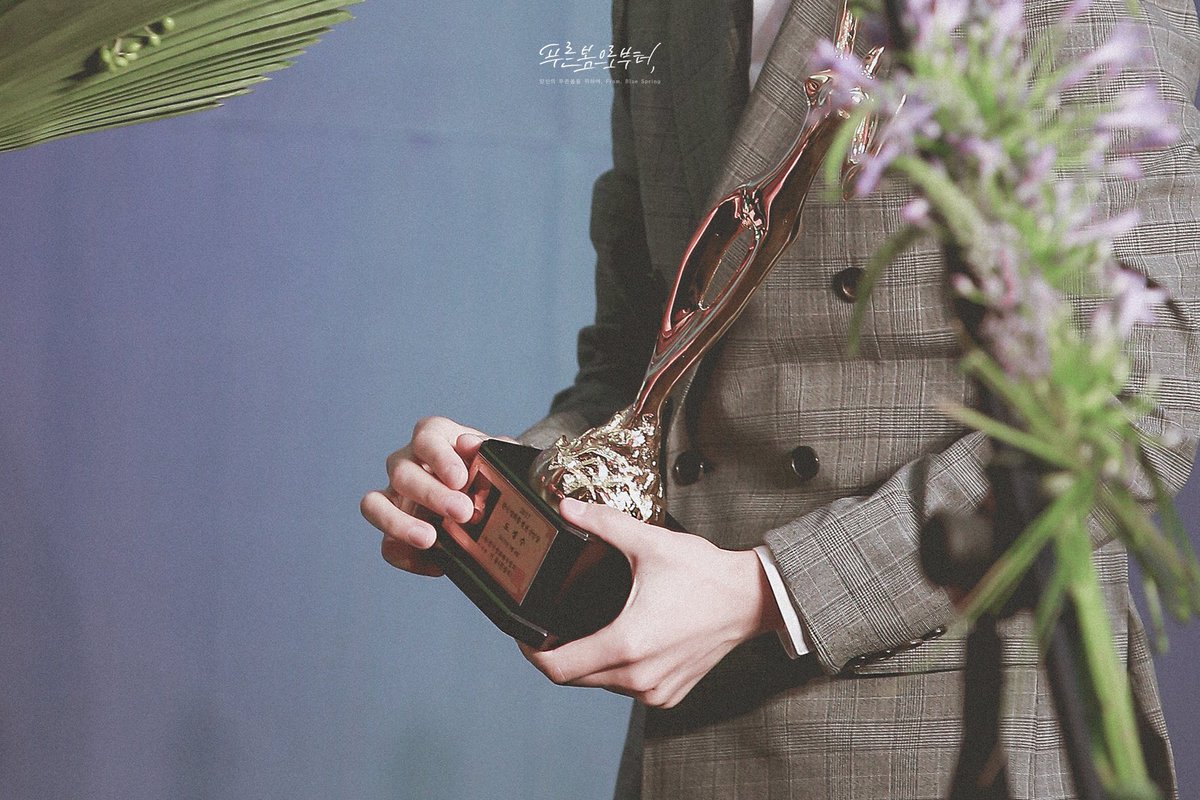 BlueSpring_xo's tweet photo. 당신은 햇살, 바람부는 오후의 나른한 따스함, 나의 자랑스러운 소년. #도경수 
https://t.co/zSKwFWfVCa
https://t.co/eEk7L7u91U https://t.co/h8OYP6HtJv