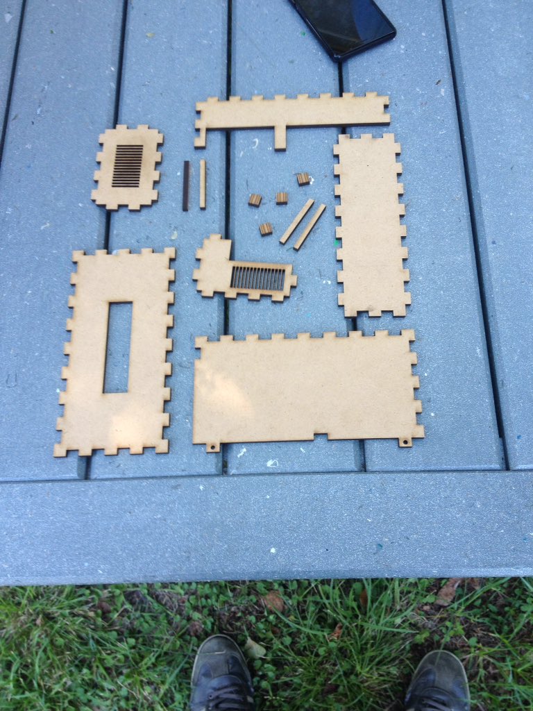 Hikingyo's tweet image. Encore merci au @FabLab_IUTBx voici la boite de @Projet_Arithmo prête pour l'assemblage. #Lpdawin @iutInfoBdx