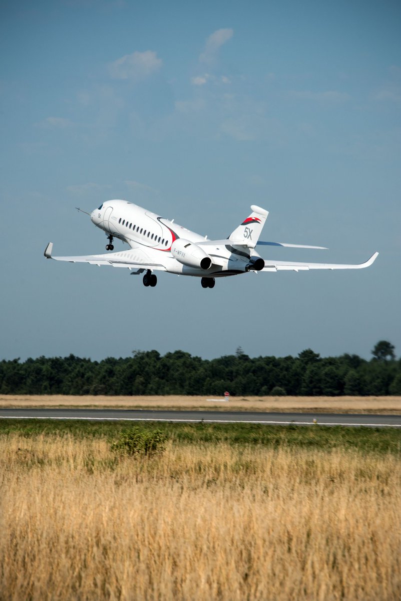 AeroMagRedac's tweet photo. 1er vol du #Falcon #5X à @Aeroport_BOD qui débute des vols d’essais préliminaires pour ce biréacteur à très large cabine @Dassault_OnAir https://t.co/CUg4PwR74Y