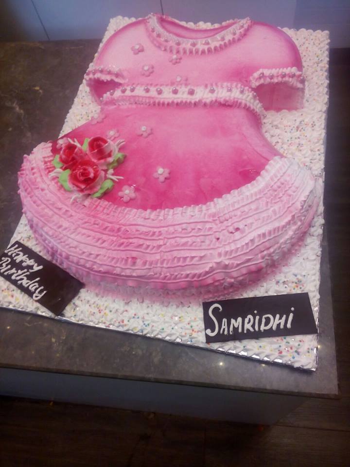makemyday076's tweet photo. Looking for birthday cakes: Enhance the beautiful moment by sending this amazing birthday cake for your loved ones with their names written. https://t.co/mpZppMRaiZ