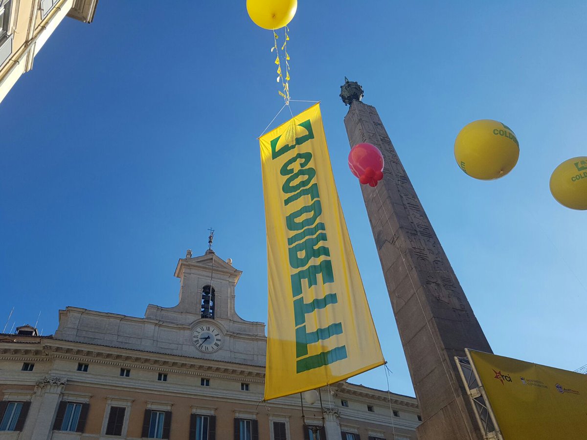 campagnamica's tweet photo. A Roma in piazza Montecitorio per dire NO alle importazioni di cibi non sicuri dal Canada e al falso #MadeInItaly . #stopceta https://t.co/5dbMWyMqXa