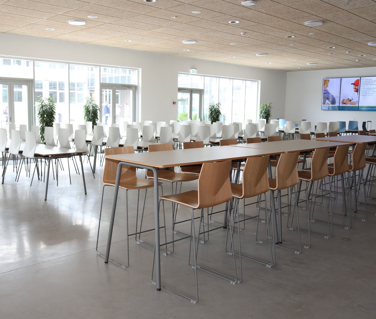 fourdesign's tweet photo. A lovely light canteen room with Four® Cast2 High and Four® Real 105 in the front. #FourCast2High #FourReal105 #FourDesign #StrandHvass https://t.co/ahZfA20Pgt