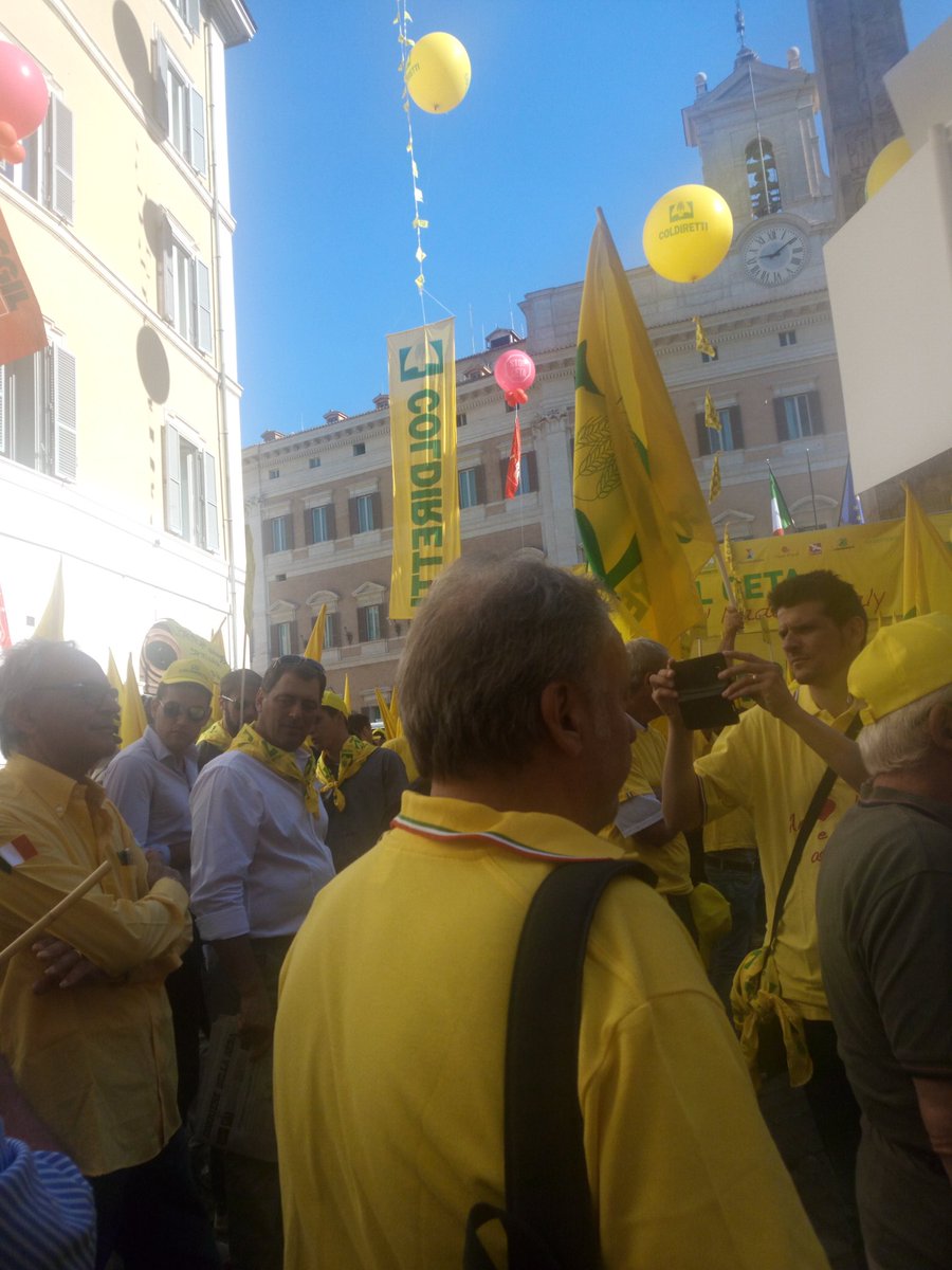 scalabrinocesar's tweet photo. #StopCETA: #COLDIRETTIMOLISE IN PIAZZA MONTECITORIO PER DIRE NO A RATIFICA TRATTATO https://t.co/ePwr3usUZg