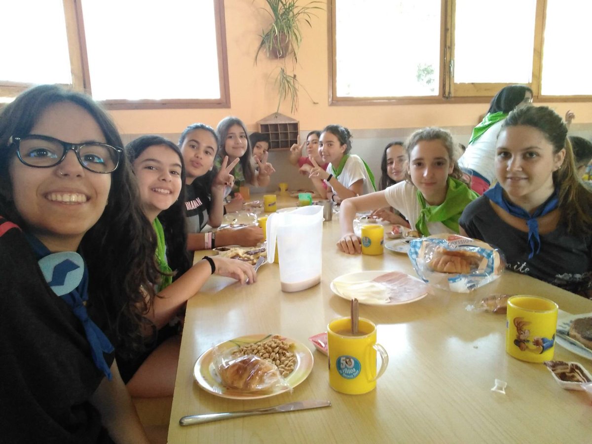 FEDACSantAndreu's tweet photo. Un bon esmorzar per agafar forces pel tercer dia de colònies. Bon profit! #avui demà #colòniesCREC #CREC17 https://t.co/28Ldo8M9G4