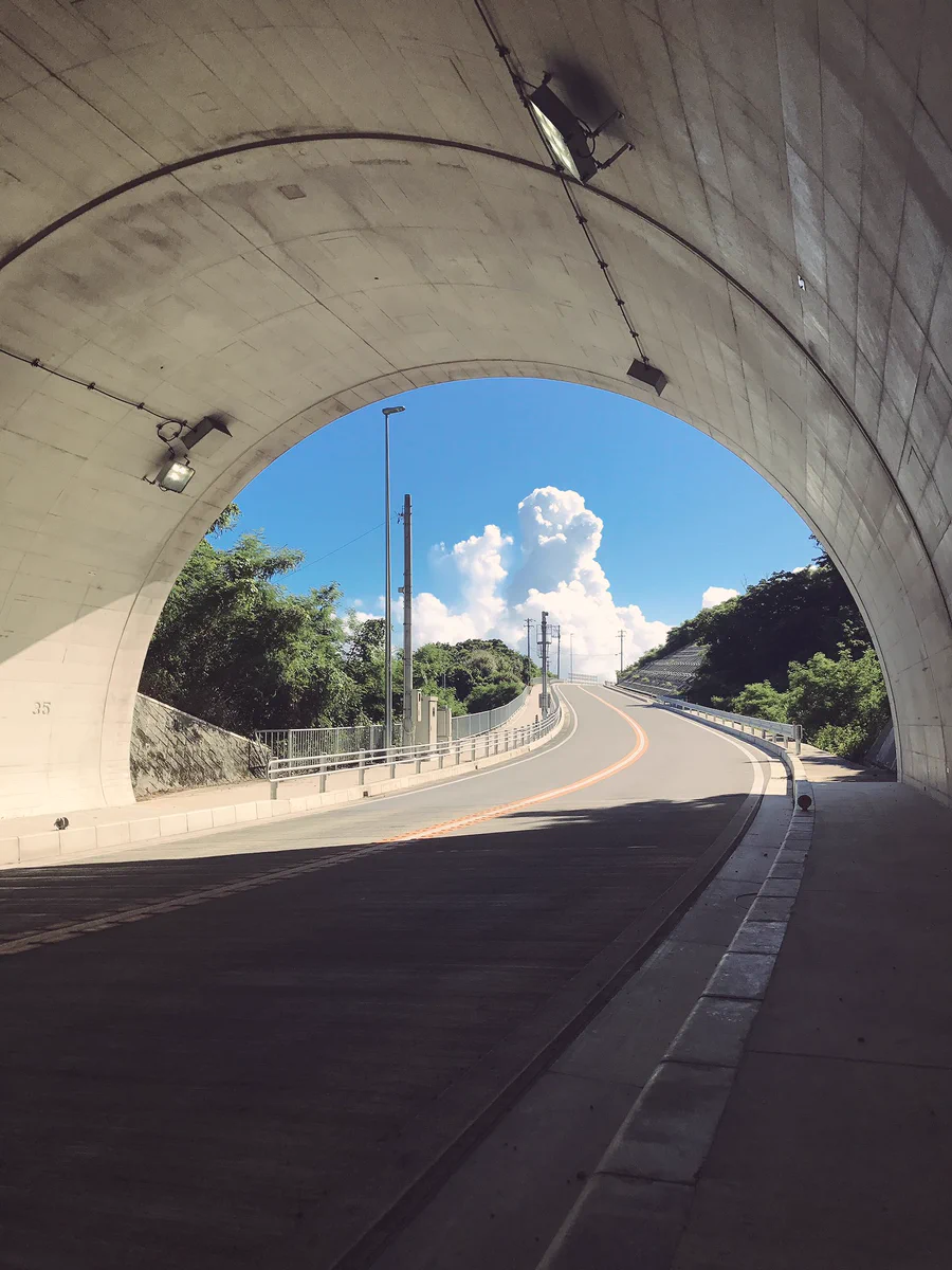 絵に描いたような景色！トンネルの向こうの青空が夏の訪れを感じさせる！