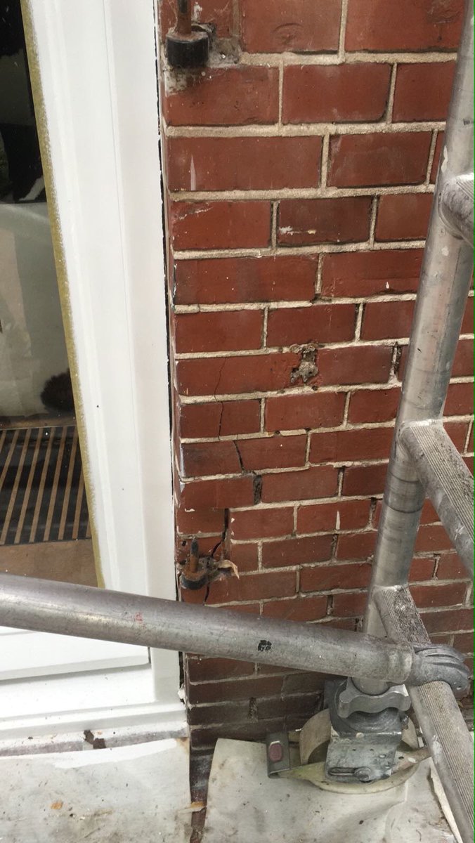 Homemadeby_REE's tweet photo. Wie weet en of kent er een #metselaar die op zeer korte termijn tijd heeft om deze reparatie te verrichten https://t.co/6IDc2j4urH