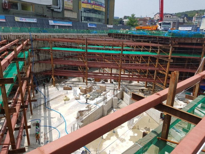 서현도서관 신축공사 현장입니다. 기초 콘크리트 타설 후 거푸집 조립중에 있습니다. 혹서기 대책 수립하여 안전사고 없이 공사하겠습니다. #성남시 #시설공사과