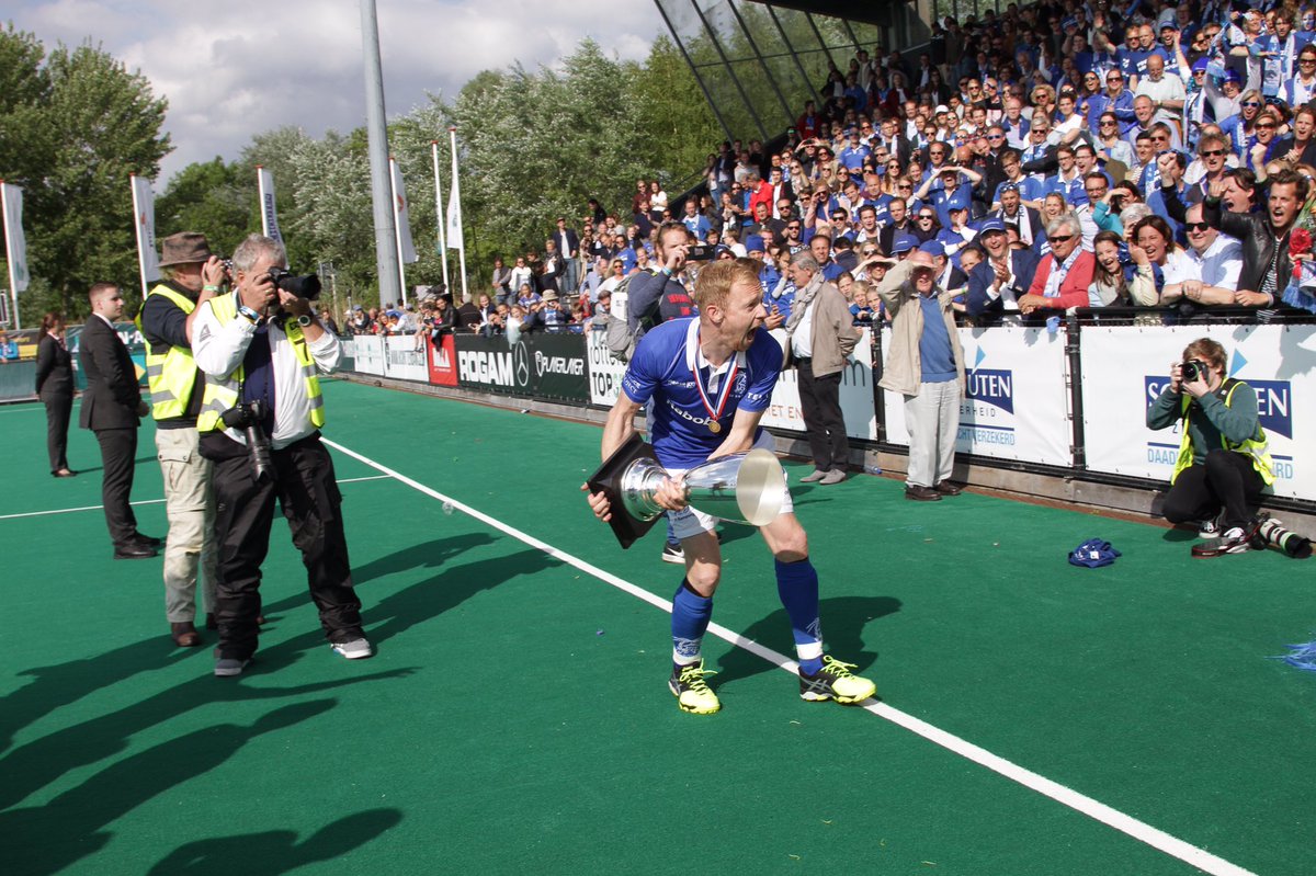 .<a href="/erik_bouwens/">Erik Bouwens</a> stopt na 13 jaar met tophockey 😢💙 #landskampioen #ehlwinnaar #oranjespeler #strijder #mantegenman 💪🔥 facebook.com/kamponghockey/…