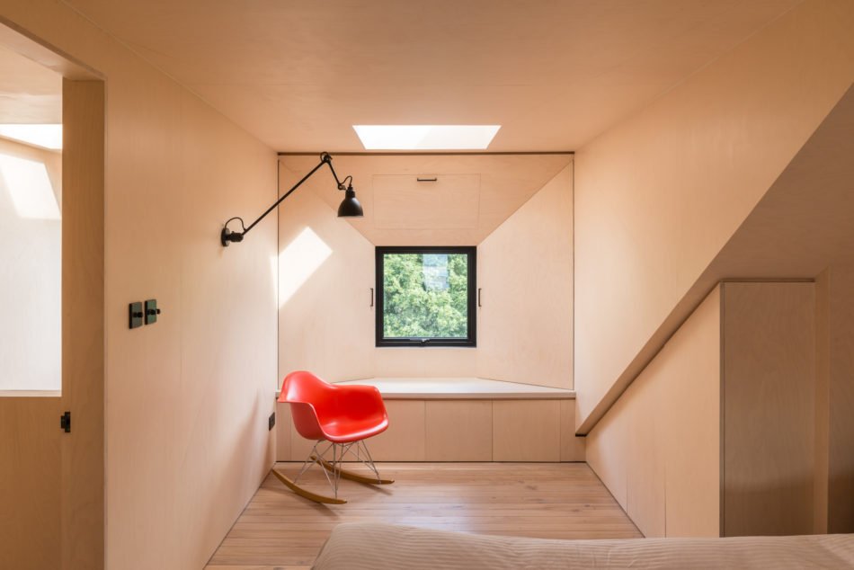 2/3 Great detailing: the upper floor of this 2-bed apartment in E17 is clad in birch-faced #ply via <a href="/The_ModernHouse/">The Modern House</a> bit.ly/2sL125i