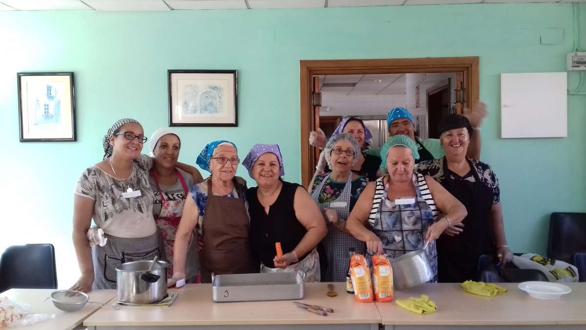 ICIPoligonoSur's tweet photo. Ayer comenzaron los talleres de cocina intercultural con comida española! Paella, salmorejo y tocinito de cielo :P #PSurAbiertoxVacaciones https://t.co/fur8Ltt4qX