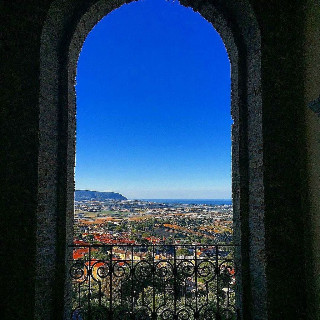 Foto by @themarthesan -  #arch #withaview #architecture #panorama #horizon #skyline #blue #sky #sunnyday #italy #marche #recanati #adriatic…