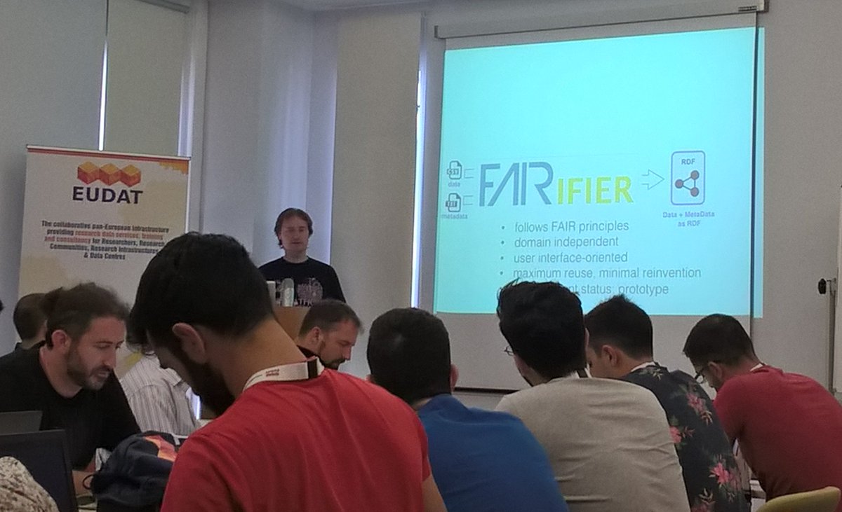elli_lib's tweet photo. #EUDATschool today's opening session on #FAIRdata principles and tools by Mark Thompson https://t.co/LsYHc4kagE