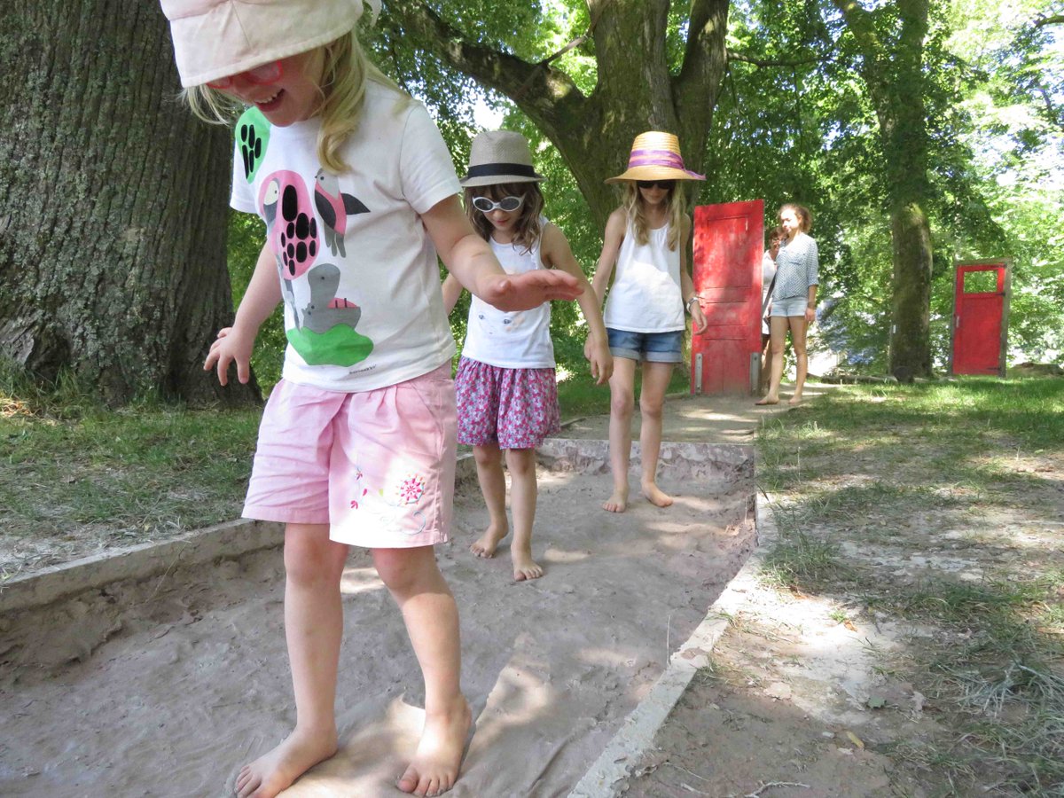 ParcWesserling's tweet photo. Cet après midi enlevons nos chaussures et faisons le #SentierPiedsNus au @ParcWesserling #SortirEnFamille #SortirEnAlsace #DecouverteJardin https://t.co/43CJM7LMP7