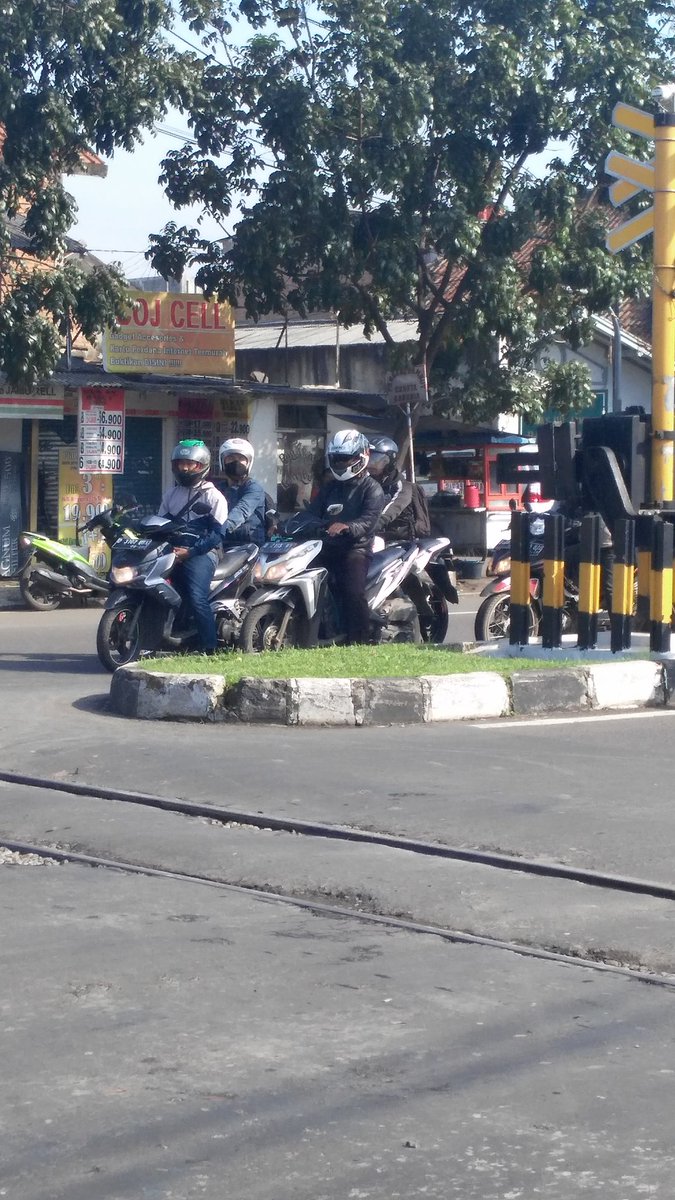 #GenerasiDisplin
Mari biasakan belajar antri dlm berkend bukan nyerobot antrian apalagi ngambil hak jalur kendaraan lain
#BisaDisiplin
