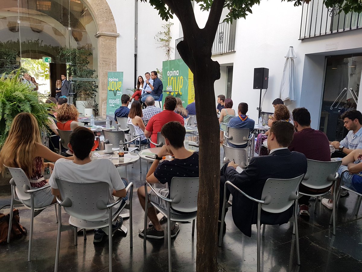 JoveSocialistes's tweet photo. "El sector públic valencià necessita renovar-se, aprofitant tot el talent i formació dels nostres joves" @XimoPuig amb @elCJCV #QuèOpinaXimo https://t.co/batmsuM5if