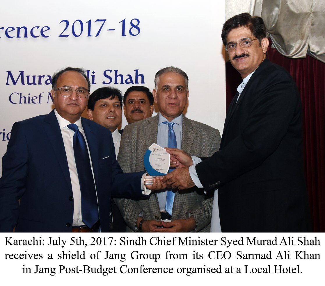 CMSindhMediaCel's tweet photo. SindhCM #SyedMuradAliShah receives a shield of JangGroup from its CEO #SarmadAliKhan in Jang #PostBudgetConference organised ata #LocalHotel https://t.co/GQLzd8ADqD