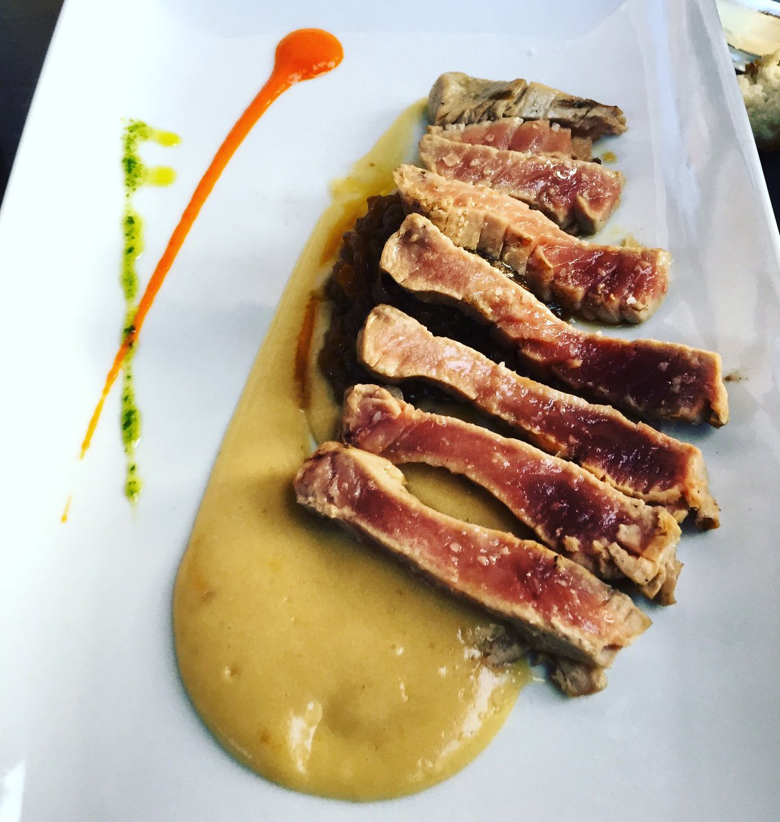 alakrana_atun's tweet photo. Deleitándonos con el atún a la brasa del Hotel @kaianplentzia ! Exquisito Iñigo!🔝
#Echebastar #PuroAtún #Kaian #Kaiondo #Plentzia @kaian https://t.co/oiuSDRmwFP