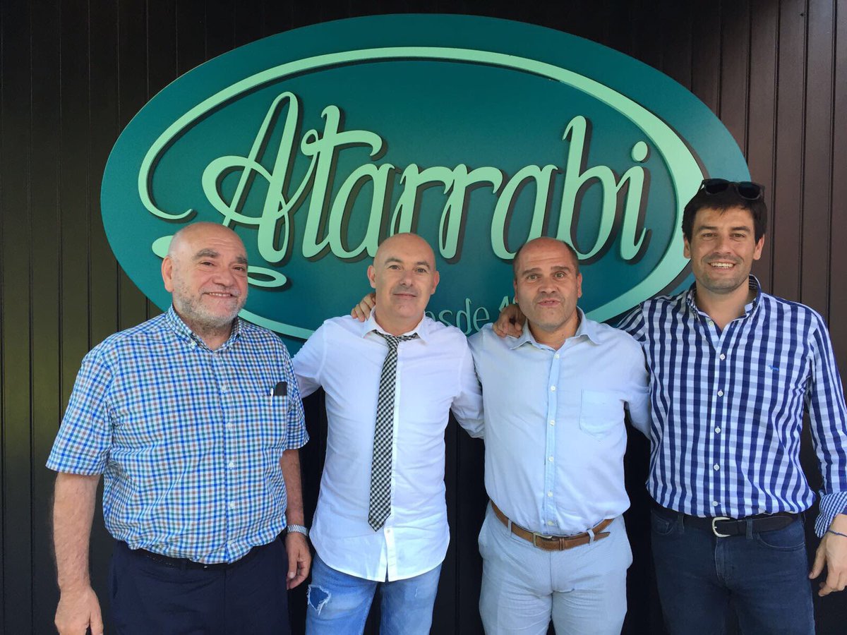 Cuarteto 'gastro': <a href="/ja_leza/">Juan Antonio Leza</a> con nuestro distribuidor en #Bilbao Arane visita a los hermanos Dañoneitia al frente de <a href="/AtarrabiB/">Atarrabi Bar</a> en #Sondika