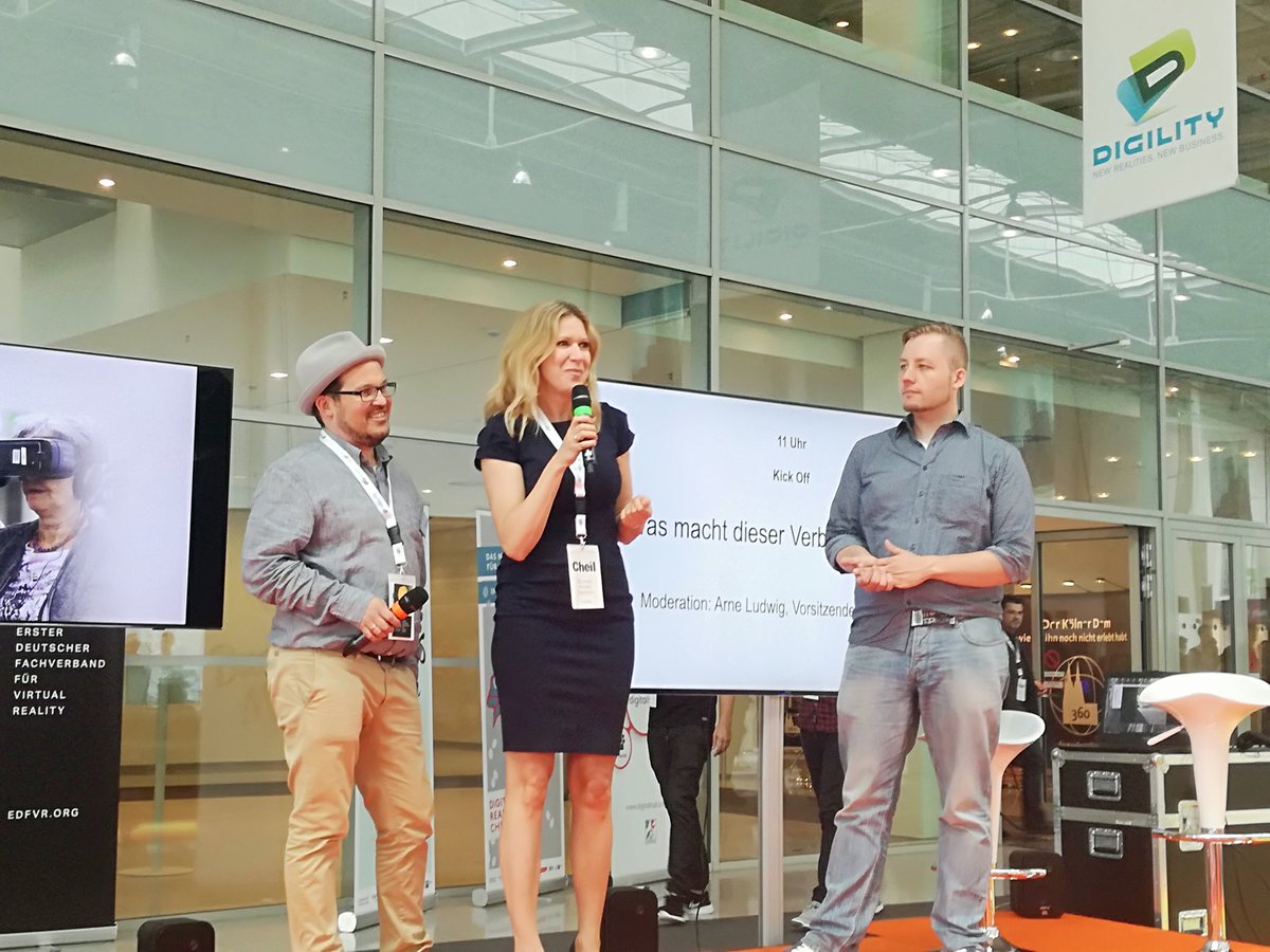 EDFVR1's tweet photo. 15:30 Uhr #businessmixer u.A. mit einer der wenigen Frauen hier: @anettgoeritz vom #dcihamburg #DIGILITY17 #HandsOnVR #edfvrprogramm #edfvr https://t.co/RaaBMYA4ru