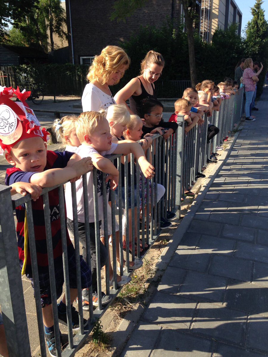 MeiObs's tweet image. De Mei zwaait de schoolreizigers uit groep 4/5 en 5/6 uit. Wat een superweer!