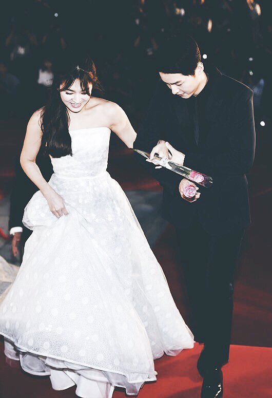 _aurorarain_'s tweet photo. I remember knetz hating the idea of #SongSongCouple coming together in DOTS. And now they are the most loving couple! 😇❤️ https://t.co/aNBNgAVt8y